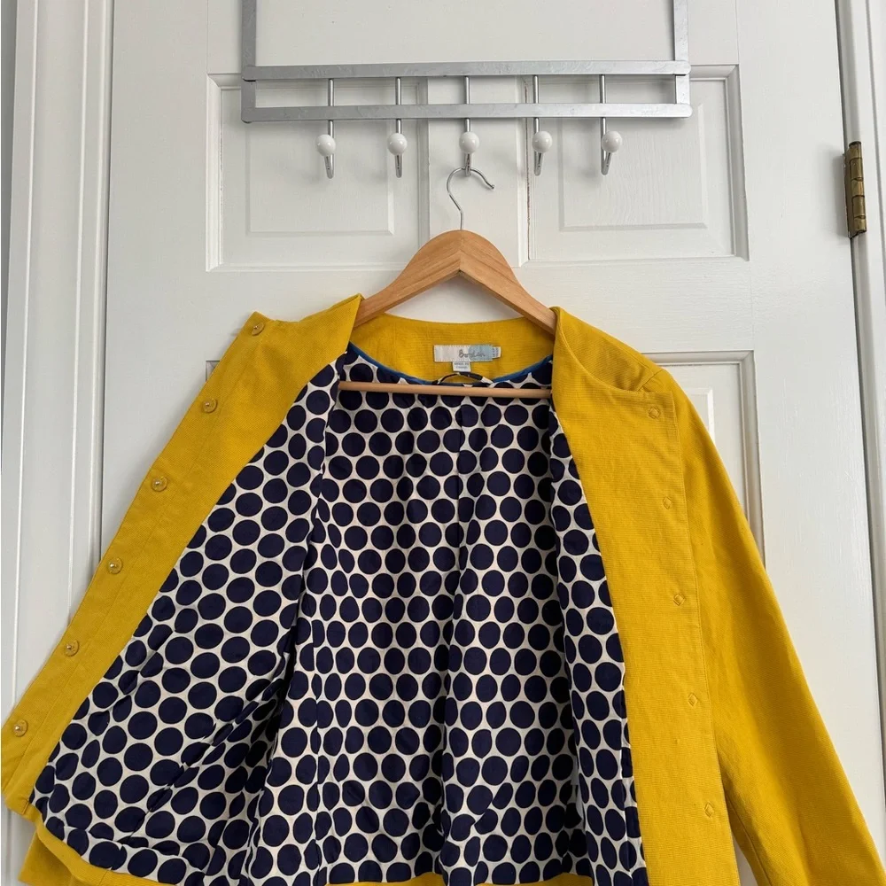 Boden spring collarless jacket. Deep pockets covered snaps. Mustard gold color - Picture 2 of 7